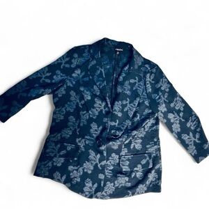 Blue floral blazer with 3/4 sleeves and button-up front. Size: M
